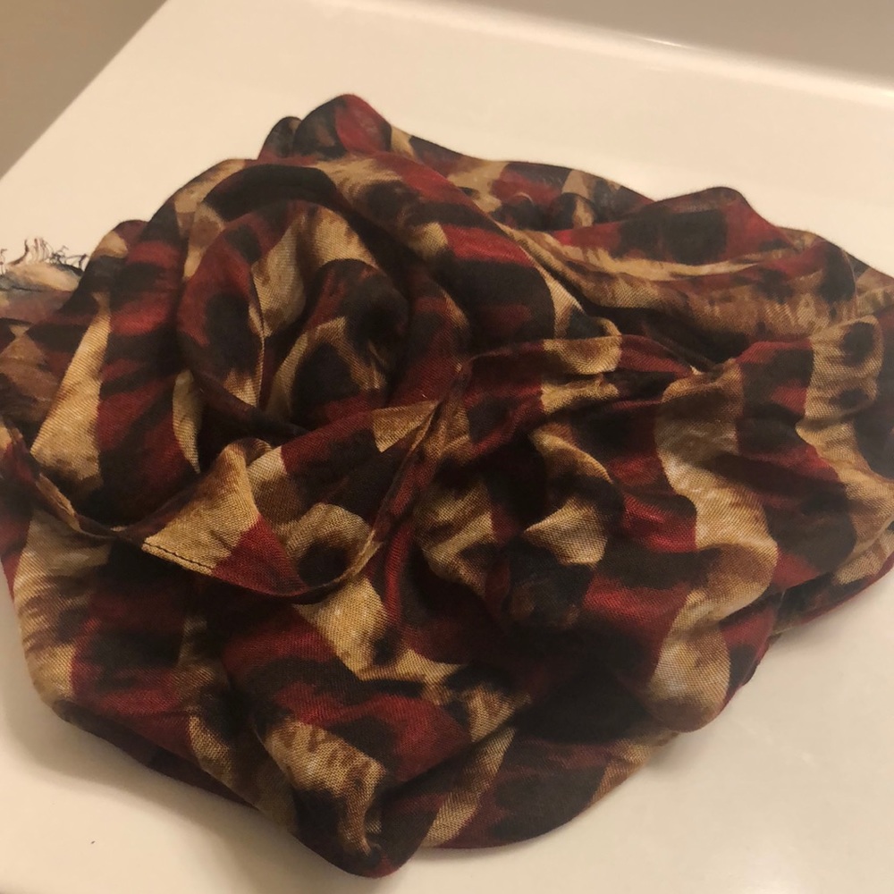 Chico’s NWT Leopard Lines scarf/wrap